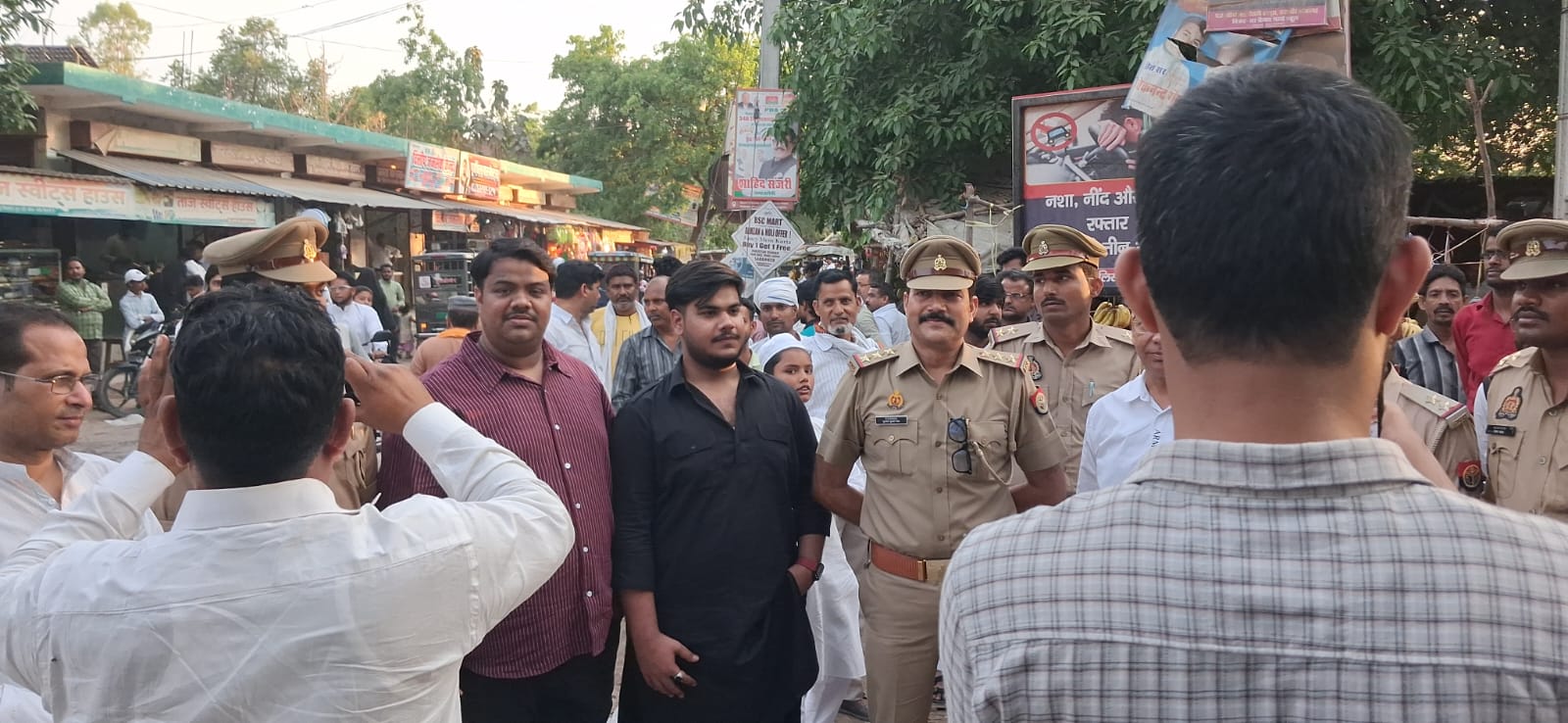 सरायमीर अनंत अंबानी जन्मदिन के मौके चश्मा महल कि तरफ से  निशुल्क हेलमेट वितरण 