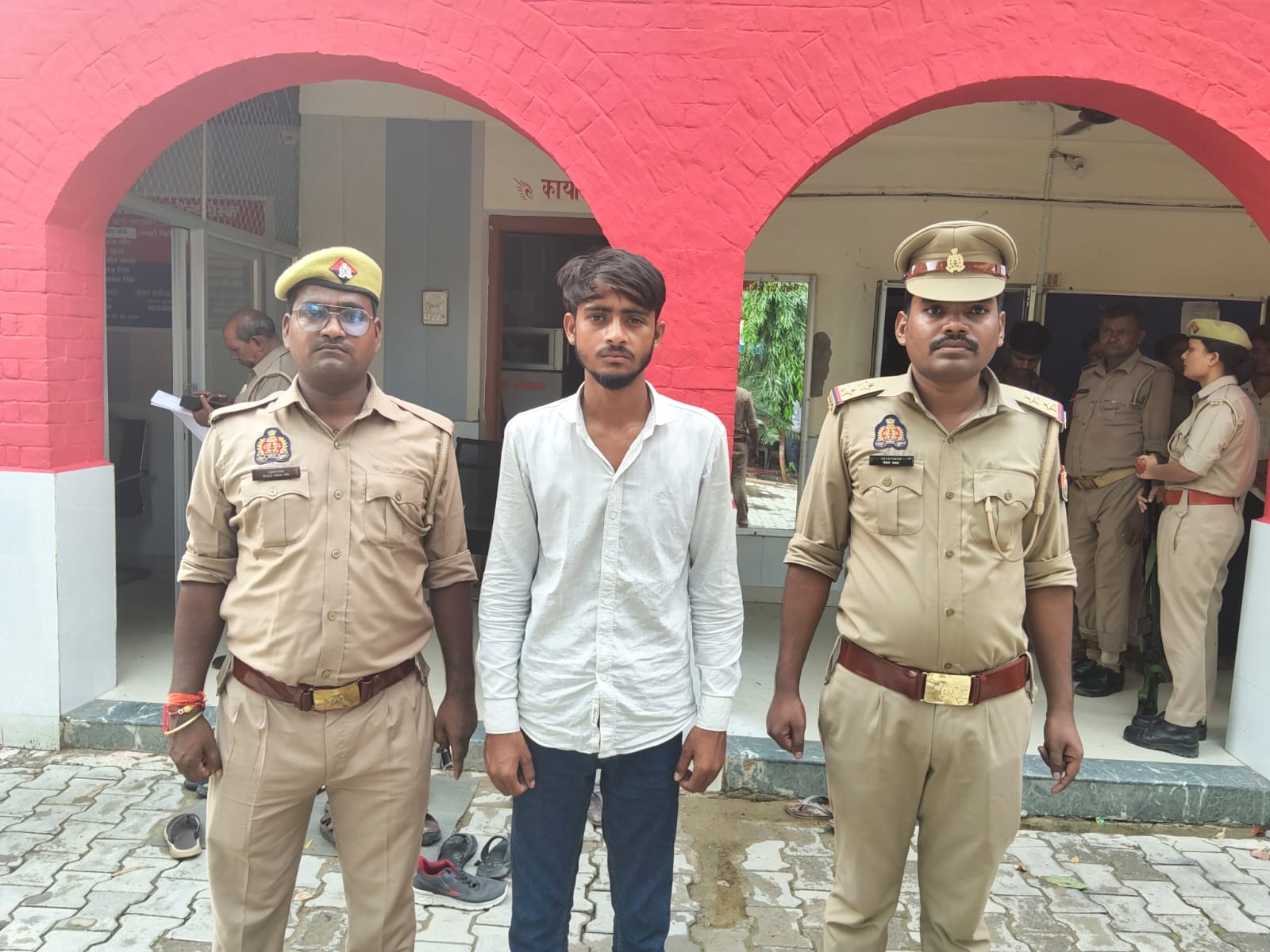 पुलिस ने चेन स्नेचिंग मामले में वांछित आरोपी को किया गिरफ्तार, ₹5,240 नकद बरामद